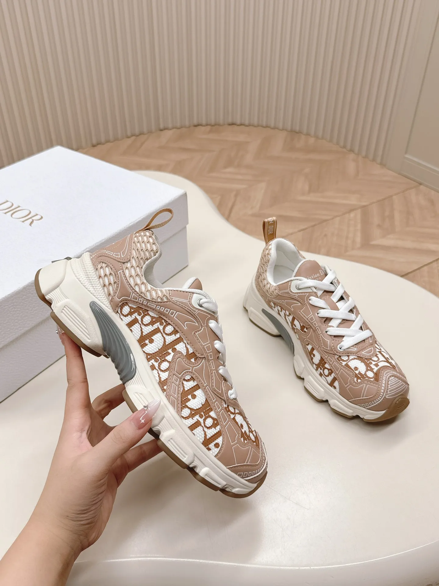👟👟Ex-factory price 620👟👟 Hot item, star model 2024 main hot item, the newly released Dior Chrono new casual sports shoes, running shoes, dad shoes are really cool, full of futuristic feeling! Really cool! Once again interpreting Dior's concept of cool fashion, the lucky star will bless you with good luck. The new EVA sole is super light and super soft! A perfect replica of the original! Fully matched material and mold! ! 35-40